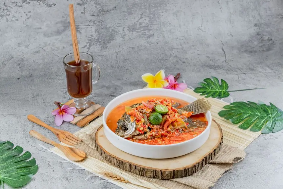 Sajian papeda lengkap dengan ikan kuah kuning dan sambal