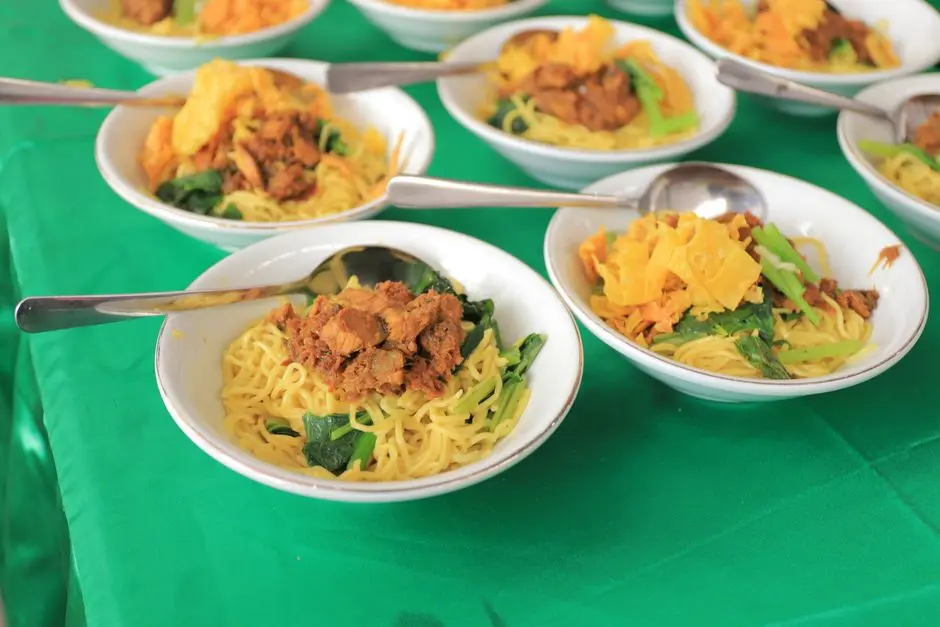 Papeda dan ikan kuah kuning sebagai makanan khas hemat