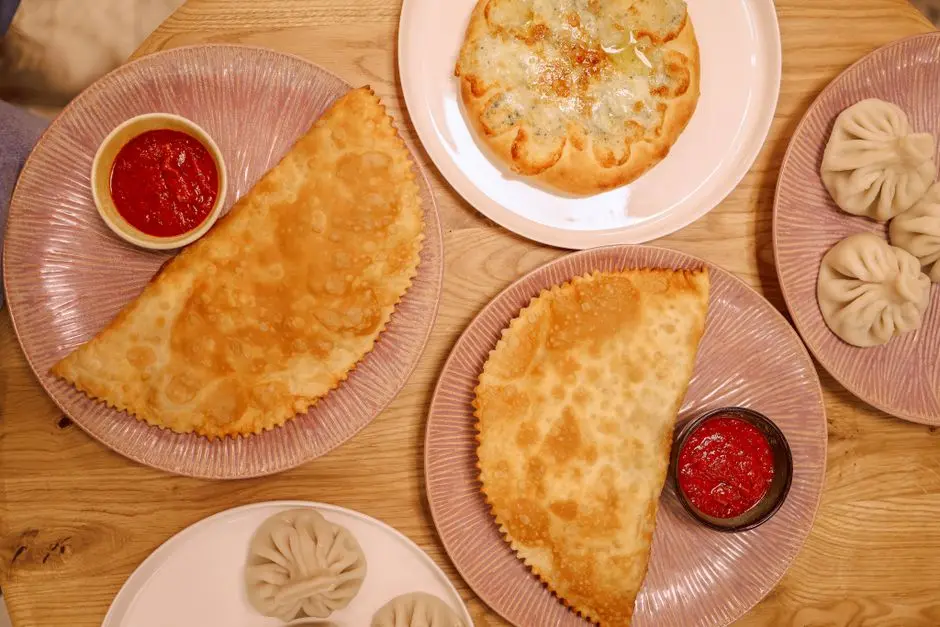 Papeda goreng dengan taburan keju dan saus sambal